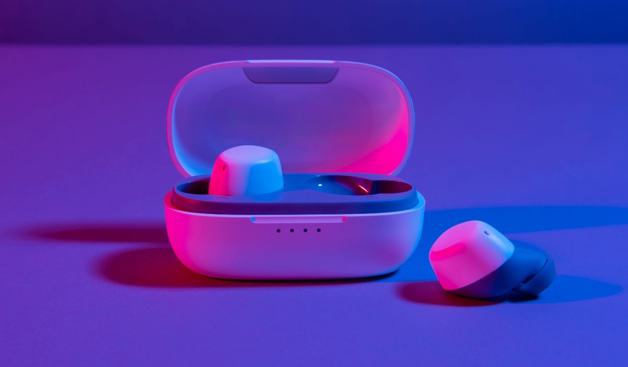 best wireless earbuds under 200 dollars 2024